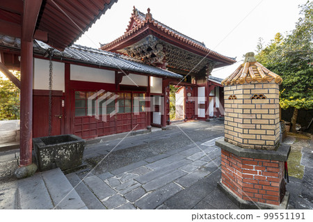 A temple of the Obaku sect, the golden hearth and the first peak gate of Sofuku-ji Temple [Nagasaki City, Nagasaki Prefecture] 99551191