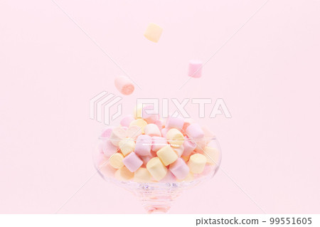 Marmellow air marshmallow close-up on a pink background, pastel colors, light dessert. copy space 99551605