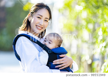 一個年輕的女人，撫養著一個擁抱的孩子 99551949