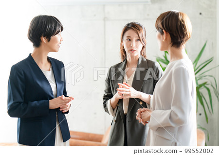 3 women conversation 99552002