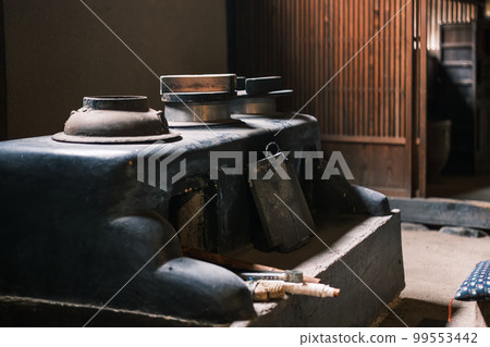 一個古老的私人住宅的爐子 99553442