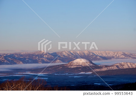 Sea of clouds over Lake Kussharo seen from Lake Mashu 99553643