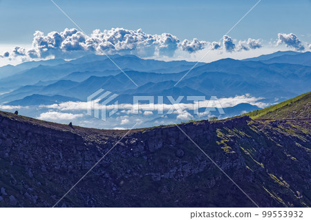 從八岳連峰/八岳連峰冒出白雲的奧秩父連峰 99553932