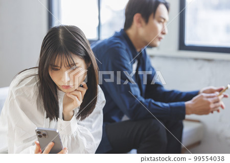 Men and women who operate smartphones Men and women who operate smartphones 99554038