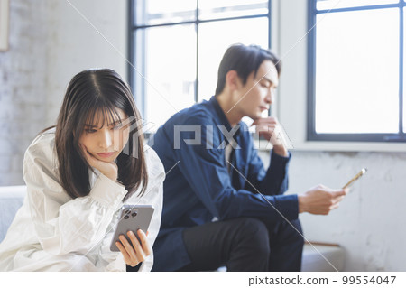 操作智能手機的男人和女人 99554047