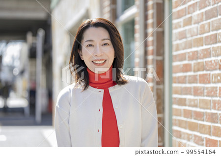 一個 40 多歲的女人對著鏡頭微笑 99554164