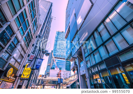 日本東京城市景觀 從澀谷中央街看到正在拆除的澀谷站。後面是澀谷Scramble Square 日本東京城市景觀 從澀谷中央街看到正在拆除的澀谷站。後面是澀谷Scramble Square 99555070