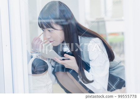 在學校化妝的女高中生 99555778