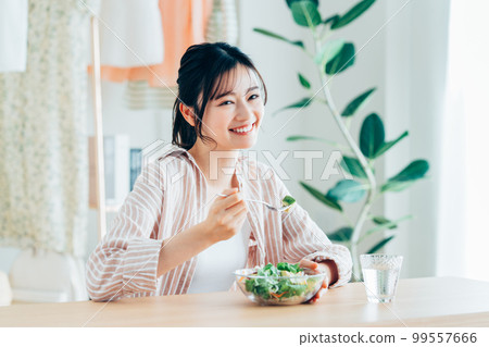 吃鱷梨沙拉的年輕女人 99557666