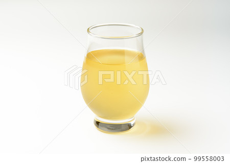 果汁倒入玻璃杯 99558003
