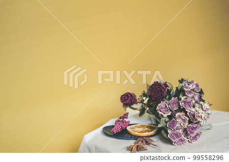 黃色背景和乾花和室內裝飾品 99558296