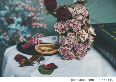 綠色背景、乾花和輔助部件 99558319