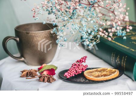 Dried flowers, interior goods and coffee cups 99558497