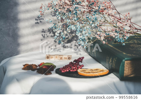 Blind shadows, coffee cups and dried flowers 99558616