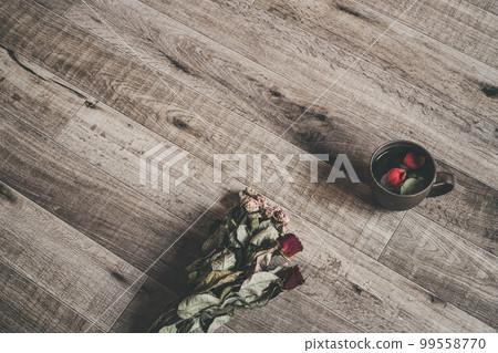 Coffee cup with wood background and flower petals Coffee cup with wood background and flower petals 99558770