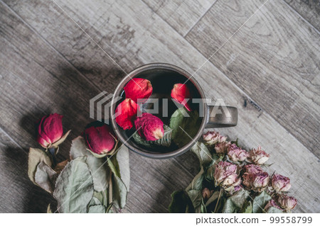 有木背景和花瓣的咖啡杯 有木背景和花瓣的咖啡杯 99558799