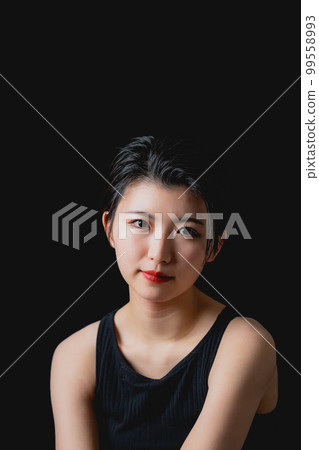 一個目光轉瞬即逝的女人,黑色背景 一個目光轉瞬即逝的女人,黑色背景 99558993
