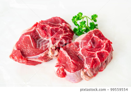 白色背景上的牛小腿 白色背景上的牛小腿 99559554