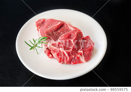 黑色背景中的牛小腿 99559575