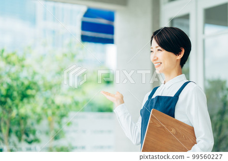 在咖啡館前歡迎顧客的中年婦女 在咖啡館前歡迎顧客的中年婦女 99560227