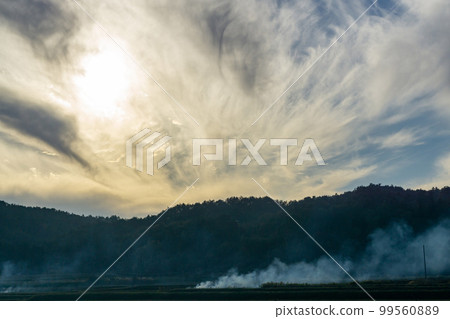 Clouds that reflect the sun's rays Clouds that reflect the sun's rays 99560889