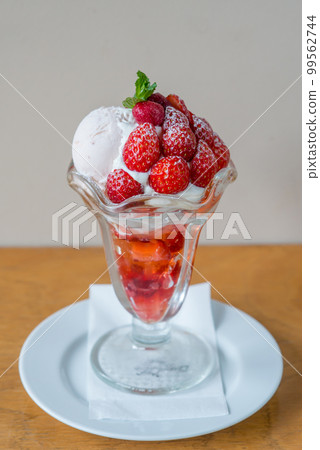 strawberry parfait, strawberry parfait 99562744
