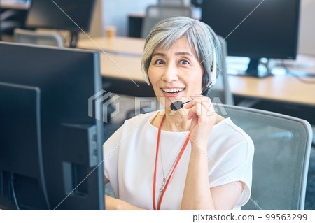 一位在辦公室戴著耳機的資深女接線員 99563299