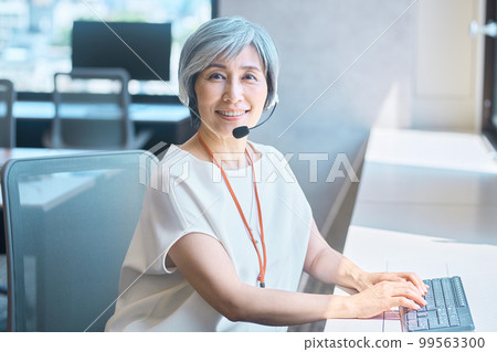 一位在辦公室戴著耳機的資深女接線員 99563300