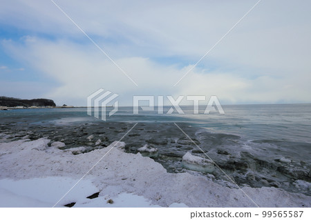 Drift ice landing on the coast Drift ice landing on the coast 99565587