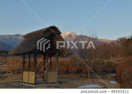 Takegawa-cho, Hokuto City, Kaikoma in winter with a thatched pavilion and the morning sun Winter: At Suisha-no-sato Park 99565811
