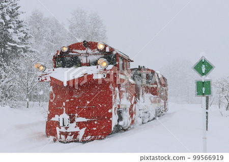 冬季在宗谷幹線上行駛的羅素汽車 99566919