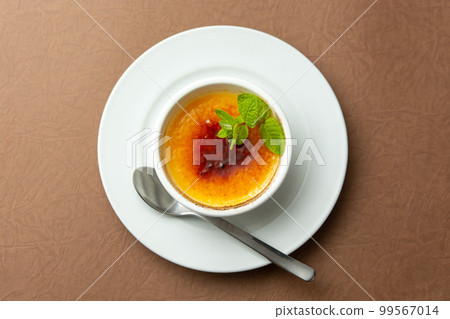 Creme brulee | bird's-eye view from above 99567014