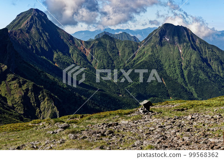 八岳連峰 / 飯岳和赤嶽山頂的石社 / 阿彌陀山 99568362