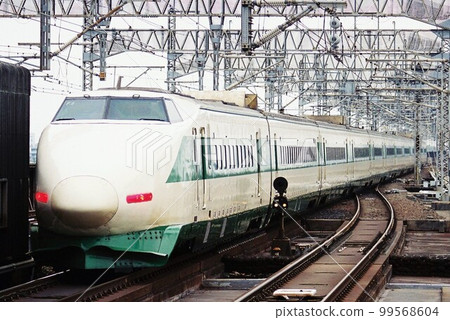 Tohoku Shinkansen Series 200 going through the elevated section of the Tokyo metropolitan area Tohoku Shinkansen Series 200 going through the elevated section of the Tokyo metropolitan area 99568604