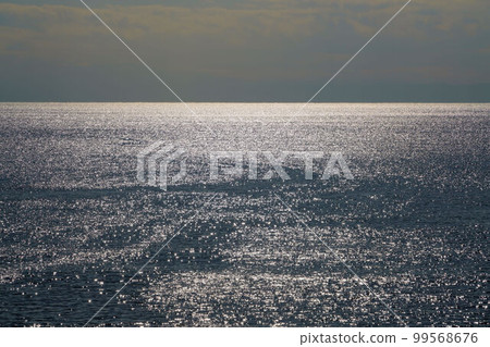 The sea of Shonan that shines in the light of the sun. 99568676