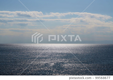 藍藍的天空和閃亮的大海。 99568677