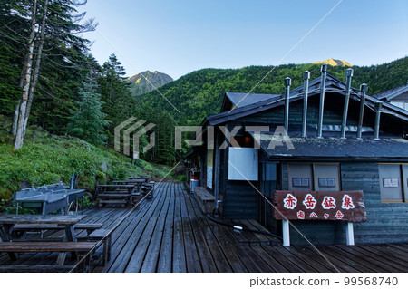 清晨從赤岳礦泉看到的八岳連峰、赤岳和阿彌陀山 99568740