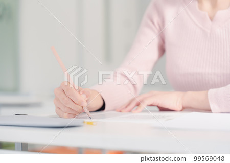 女人參加考試 99569048