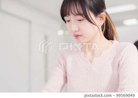 女人參加考試 99569049