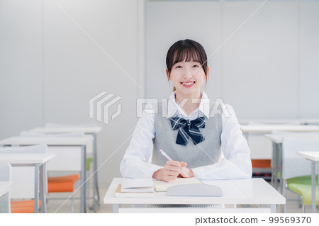 在教室裡學習的女高中生 99569370