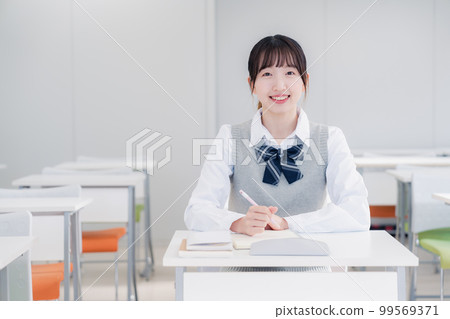 在教室裡學習的女高中生 99569371