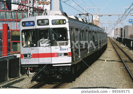 Tokyu Corporation 8590 series on the Toyoko Line heading for Shibuya Tokyu Corporation 8590 series on the Toyoko Line heading for Shibuya 99569575