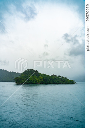 Scenery of Lake Towada on a sightseeing boat (Aomori Prefecture) 99570959