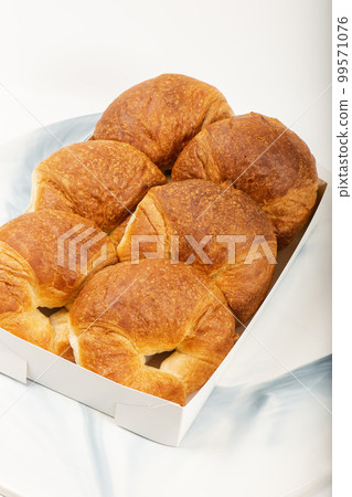 Plain Butter Croissants 99571076