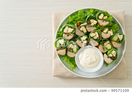 vegetables wrap or salad rolls with creamy salad sauce 99571109