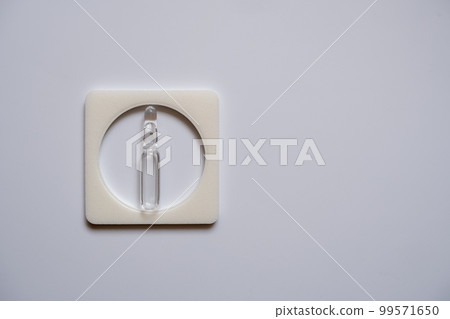 One ampoule is clear, enclosed in a square frame 99571650