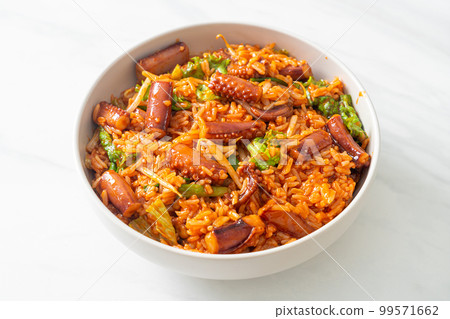 Stir-fried squid or octopus with Korean spicy sauce rice bowl 99571662