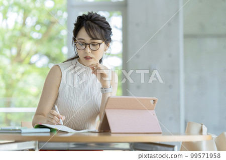 Business woman in her 30s casual business image 99571958
