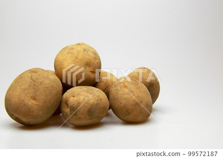 Potatoes (potatoes) freshly picked vegetables Potatoes (potatoes) freshly picked vegetables 99572187