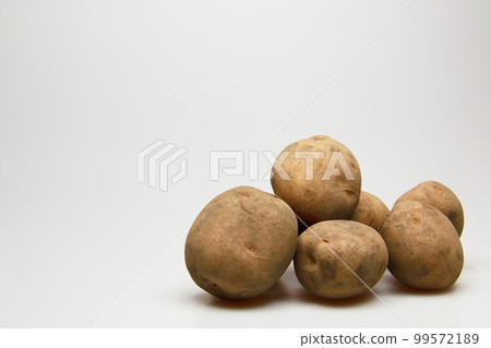 Potatoes (potatoes) freshly picked vegetables Potatoes (potatoes) freshly picked vegetables 99572189